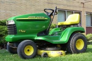 John Deere LT166